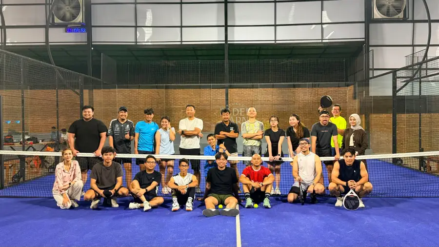 Large group on the blue court